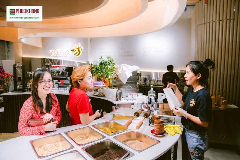 Khách hàng ghé thăm và thưởng thức đồ uống tại Vichi café trong khuôn viên dự án Diamond Lotus Riverside