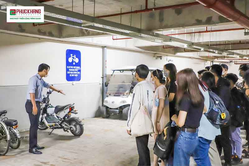 Sinh viên Trường ĐH Bách Khoa - ĐHQG- HCM tham quan khu vực đỗ xe điện và các khu vực ưu tiên tại hầm giữ xe chung cư xanh Diamond Lotus Riverside
